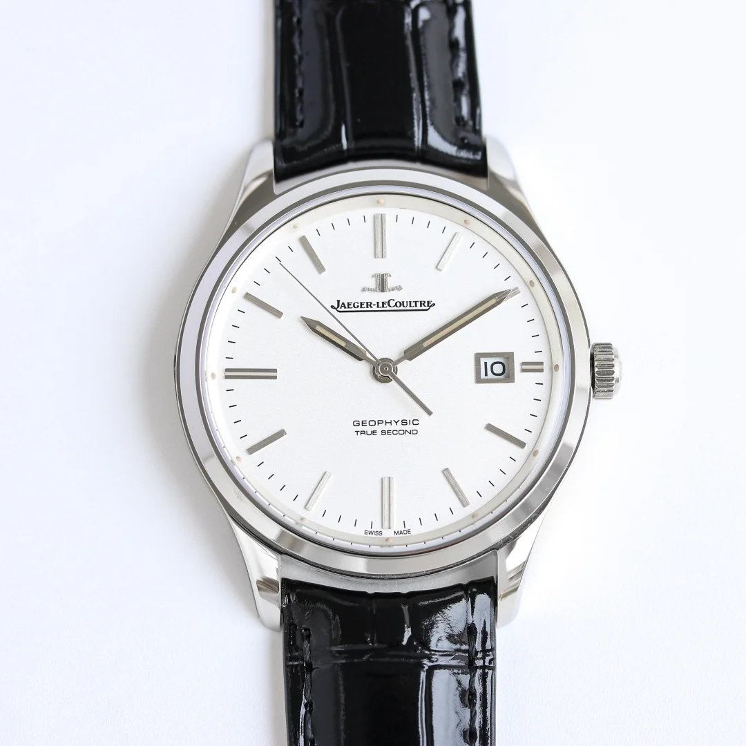 <p>V9 新品 积家 JL 大师日历系列J28 </p><p>该腕表机芯采用改一体机899型号机芯 机芯28800节拍走时稳 尺寸 39mmX9.8mm 精致的超薄形外观 蓝宝石镜面玻璃 显得格外的精致 表带可选钢带或皮带 S1精致推荐男士机械腕表 </p>