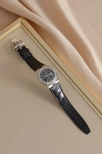 <p>光圈VACHERON CONSTANTIN江诗丹顿纵横四海系列 原装进口石英机芯 简约大三针设计 旭日纹缎拉丝工艺处理 搭配头层牛皮皮带 深邃优雅大方 直径33cm </p>