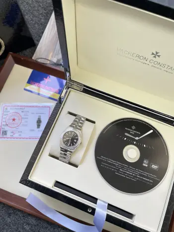<p>光圈VACHERON CONSTANTIN江诗丹顿纵横四海系列 原装进口石英机芯 简约大三针设计 旭日纹缎拉丝工艺处理 搭配蓝宝石镜面防刮花 深邃优雅大方 直径33cm </p>