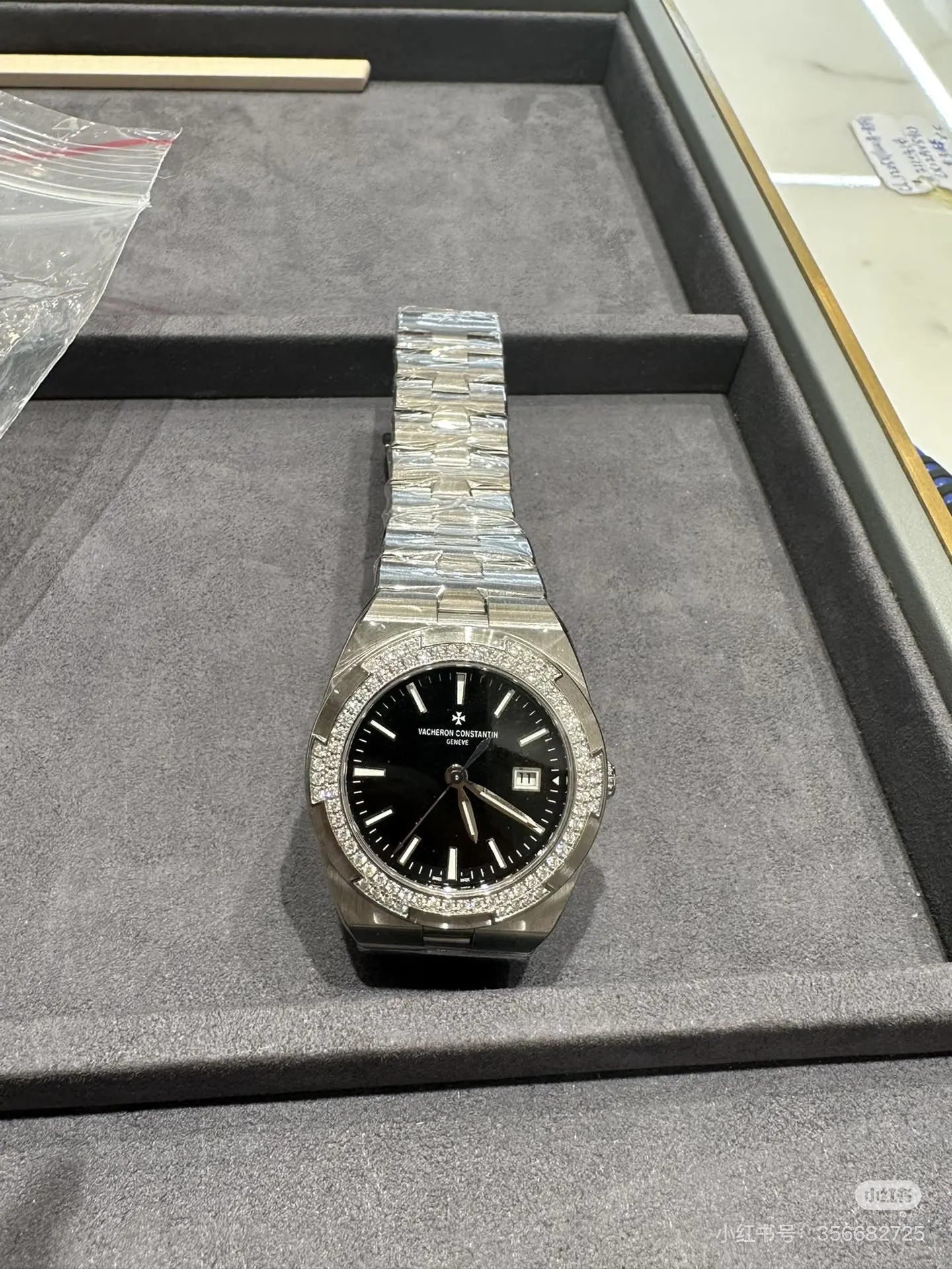 <p>光圈VACHERON CONSTANTIN江诗丹顿纵横四海系列 原装进口石英机芯 简约大三针设计 旭日纹缎拉丝工艺处理 搭配蓝宝石镜面防刮花 深邃优雅大方 直径33cm </p>
