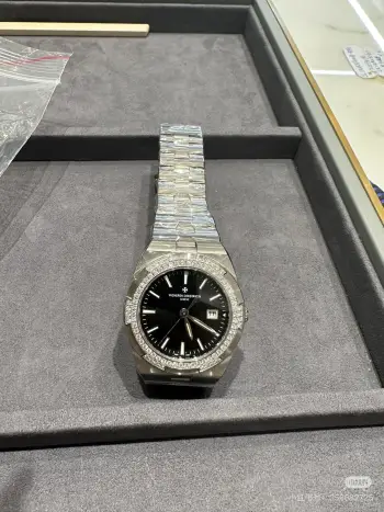 <p>光圈VACHERON CONSTANTIN江诗丹顿纵横四海系列 原装进口石英机芯 简约大三针设计 旭日纹缎拉丝工艺处理 搭配蓝宝石镜面防刮花 深邃优雅大方 直径33cm </p>