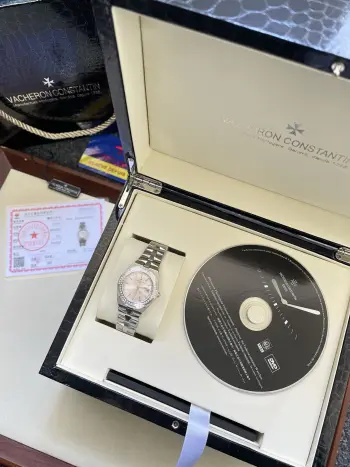 <p>光圈VACHERON CONSTANTIN江诗丹顿纵横四海系列 原装进口石英机芯 简约大三针设计 旭日纹缎拉丝工艺处理 搭配蓝宝石镜面防刮花 深邃优雅大方 直径33cm </p>