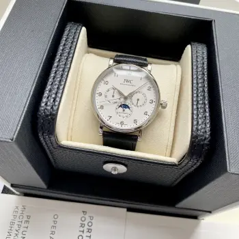 <p>IWC万国葡萄牙系列多功能月相6针 采用进口大精工作为基础机芯升级为3836-2改正品月相 而且走时稳定 返修率极低 这是复刻市场少有的耐操性复杂功能腕表 </p><p>入手理由 </p><p>1 通过表壳隐藏按钮调整  日月星 ——日期 3点位 星期 9点位 均正常传动运行 </p>