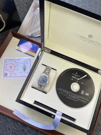 <p>光圈VACHERON CONSTANTIN江诗丹顿纵横四海系列 原装进口石英机芯 简约大三针设计 旭日纹缎拉丝工艺处理 搭配蓝宝石镜面防刮花 深邃优雅大方 直径33cm </p>