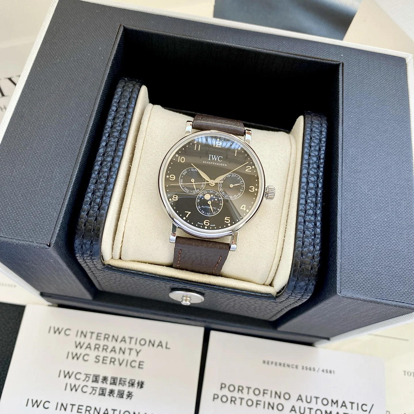 原单万国手表|高仿万国手表|精仿万国手表|一比一万国手表<p>IWC万国葡萄牙系列多功能月相6针 采用进口大精工作为基础机芯升级为3836-2改正品月相 而且走时稳定 返修率极低 这是复刻市场少有的耐操性复杂功能腕表 一从 芯 开始 创造奇迹 让买家买个放心 避免不良商贩以次充好 </p>