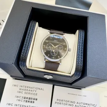 <p>IWC万国葡萄牙系列多功能月相6针 采用进口大精工作为基础机芯升级为3836-2改正品月相 而且走时稳定 返修率极低 这是复刻市场少有的耐操性复杂功能腕表 一从 芯 开始 创造奇迹 让买家买个放心 避免不良商贩以次充好 </p>