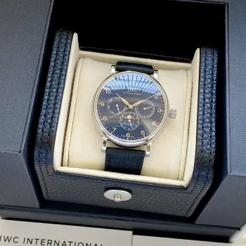 <p>IWC万国葡萄牙系列多功能月相6针 采用进口大精工作为基础机芯升级为3836-2改正品月相 而且走时稳定 返修率极低 这是复刻市场少有的耐操性复杂功能腕表 </p><p>入手理由 </p><p>1 通过表壳隐藏按钮调整  日月星 ——日期 3点位 星期 9点位 均正常传动运行 </p>