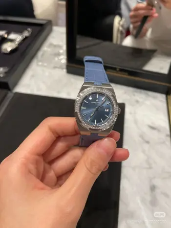 <p>光圈VACHERON CONSTANTIN江诗丹顿纵横四海系列 原装进口石英机芯 简约大三针设计 旭日纹缎拉丝工艺处理 搭配头层牛皮皮带 深邃优雅大方 直径33cm </p>