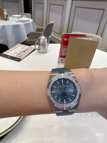 <p>光圈VACHERON CONSTANTIN江诗丹顿纵横四海系列 原装进口石英机芯 简约大三针设计 旭日纹缎拉丝工艺处理 搭配头层牛皮皮带 深邃优雅大方 直径33cm </p>