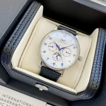 <p>IWC万国葡萄牙系列多功能月相6针 采用进口大精工作为基础机芯升级为3836-2改正品月相 而且走时稳定 返修率极低 这是复刻市场少有的耐操性复杂功能腕表 </p><p>入手理由 </p><p>1 通过表壳隐藏按钮调整  日月星 ——日期 3点位 星期 9点位 均正常传动运行 </p>