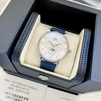 <p>IWC万国葡萄牙系列多功能月相6针 采用进口大精工作为基础机芯升级为3836-2改正品月相 而且走时稳定 返修率极低 这是复刻市场少有的耐操性复杂功能腕表 </p><p>入手理由 </p><p>1 通过表壳隐藏按钮调整  日月星 ——日期 3点位 星期 9点位 均正常传动运行 </p>