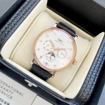 <p>IWC万国葡萄牙系列多功能月相6针 采用进口大精工作为基础机芯升级为3836-2改正品月相 而且走时稳定 返修率极低 这是复刻市场少有的耐操性复杂功能腕表 </p><p>入手理由 </p><p>1 通过表壳隐藏按钮调整  日月星 ——日期 3点位 星期 9点位 均正常传动运行 </p>