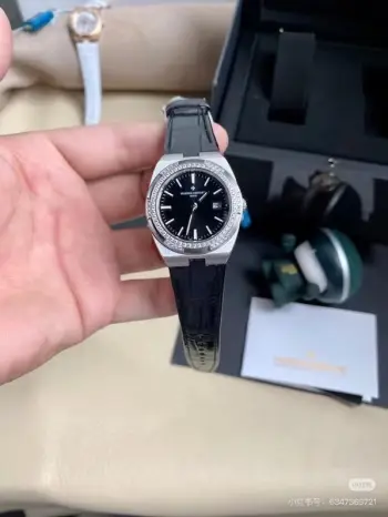 <p>光圈VACHERON CONSTANTIN江诗丹顿纵横四海系列 原装进口石英机芯 简约大三针设计 旭日纹缎拉丝工艺处理 搭配头层牛皮皮带 深邃优雅大方 直径33cm </p>