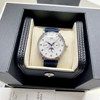 <p>IWC万国葡萄牙系列多功能月相6针 采用进口大精工作为基础机芯升级为3836-2改正品月相 而且走时稳定 返修率极低 这是复刻市场少有的耐操性复杂功能腕表 </p><p>入手理由 </p><p>1 通过表壳隐藏按钮调整  日月星 ——日期 3点位 星期 9点位 均正常传动运行 </p>