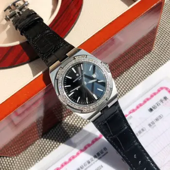 <p>光圈VACHERON CONSTANTIN江诗丹顿纵横四海系列 原装进口石英机芯 简约大三针设计 旭日纹缎拉丝工艺处理 搭配头层牛皮皮带 深邃优雅大方 直径33cm </p>
