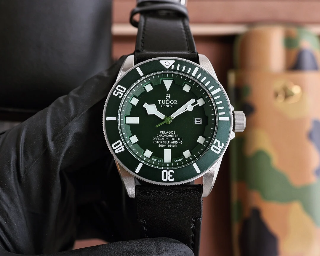 <p>帝陀 TUDOR 复古系列 全自动机械 尺寸 42mm 三维镀膜玻璃 精钢表带 复古帝陀 全新演绎</p>
