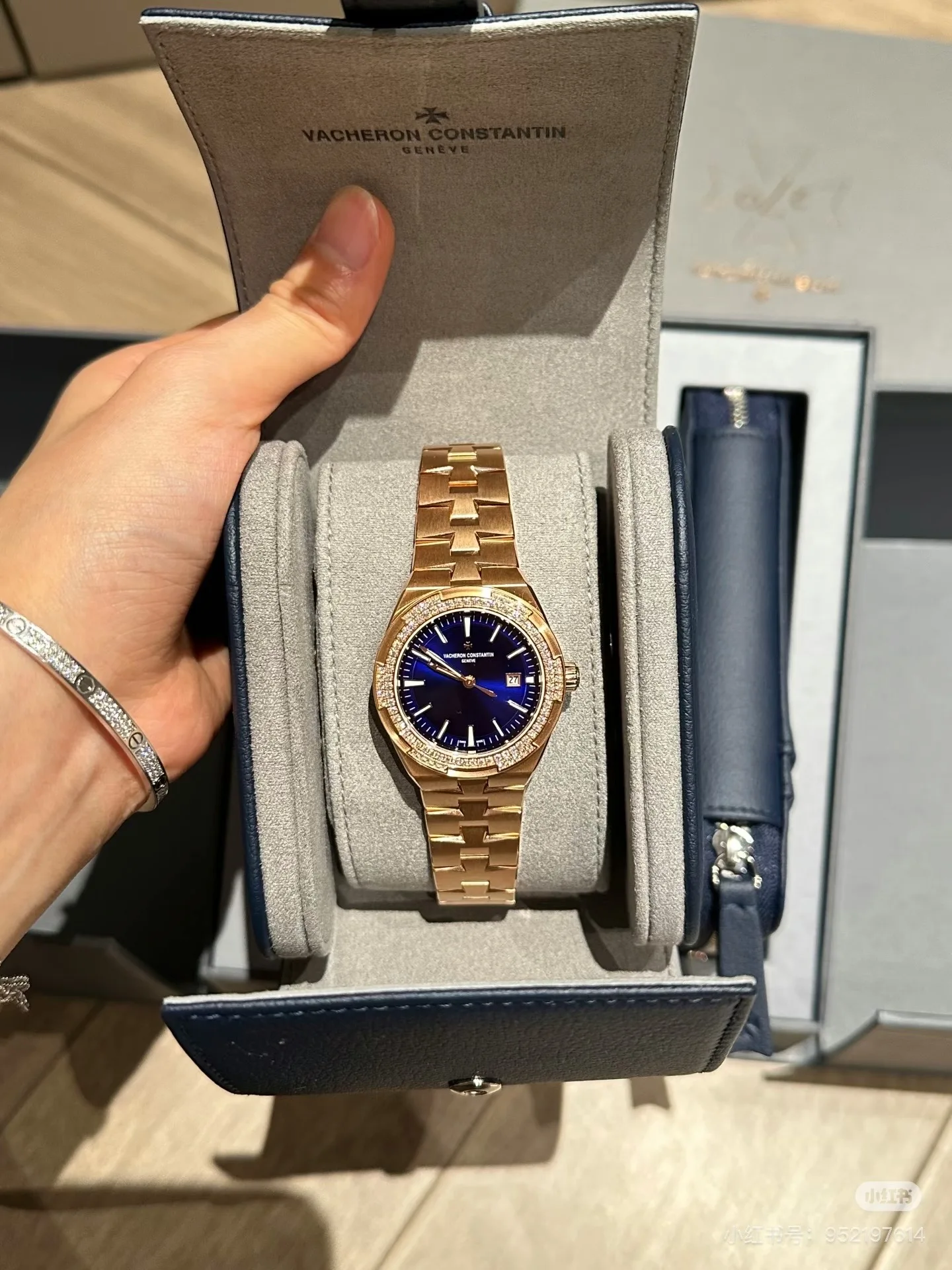 <p>光圈VACHERON CONSTANTIN江诗丹顿纵横四海系列 原装进口石英机芯 简约大三针设计 旭日纹缎拉丝工艺处理 深邃优雅大方 直径33cm </p>