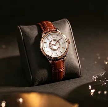 太阳出品 金银同价<p>Dior 迪奥升级内容如下 机芯精简版C1Ct163正式面世 指针高度通过改良浓缩进一步压缩到了11个丝 姐妹们可搜索下能在机芯上加锆钻的 目前来看C1Ct163能排全网第二 至于第一目前还尚未发现 直径33mm 蓝宝镜面 瑞士机芯</p>