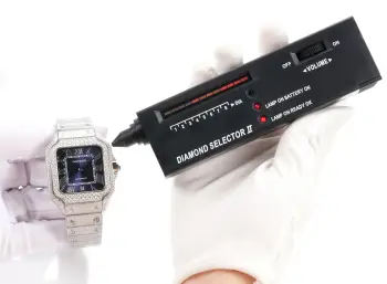 <p>太阳出品 皮带 光盘<p>F4 真莫桑钻 卡地亚 CARTIER  DF4 山度士系列 满天星系列 </p><p>奢华至极 极少量到货 满天星卡地亚山度士满天星莫桑钻版本整表纯手工镶嵌 D 色 VVS 级莫桑钻  Moissanite diamond  全部石头都可以通过专业测试笔测试莫桑钻( Moissanite diamond  折射率2.65-2.69 钻石2.42)</p>