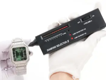 <p>太阳出品 皮带 光盘<p>F4 真莫桑钻 卡地亚 CARTIER  DF4 山度士系列 满天星系列 </p><p>奢华至极 极少量到货 满天星卡地亚山度士满天星莫桑钻版本整表纯手工镶嵌 D 色 VVS 级莫桑钻  Moissanite diamond  全部石头都可以通过专业测试笔测试莫桑钻( Moissanite diamond  折射率2.65-2.69 钻石2.42)</p>