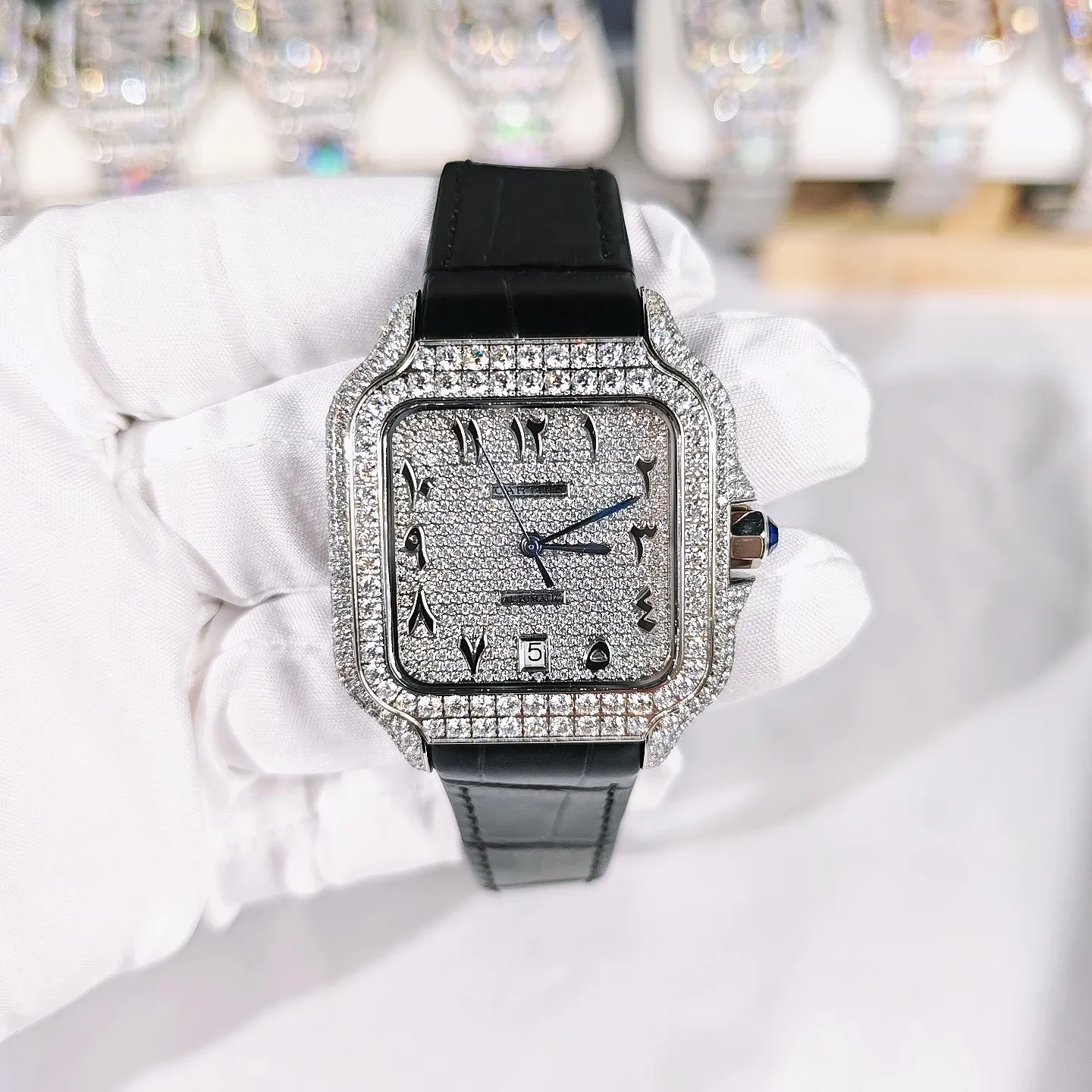 <p>太阳出品 皮带 光盘<p>F4 真莫桑钻 卡地亚 CARTIER  DF4 山度士系列 满天星系列 </p><p>奢华至极 极少量到货 满天星卡地亚山度士满天星莫桑钻版本整表纯手工镶嵌 D 色 VVS 级莫桑钻  Moissanite diamond  全部石头都可以通过专业测试笔测试莫桑钻( Moissanite diamond  折射率2.65-2.69 钻石2.42)</p>