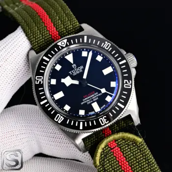 <p>帝舵 TUDOR RK1 领潜型系列 FXD －③ 颠覆 创新 <p>首枚使用造价超高的竞赛帆船材料它具有 超耐磨 超耐高温特点而多用于高尖端战斗机 </p>领潜型FXD型号 M25707</p><p>表壳直径 42 mm 与官方一致 男士机械腕表 </p>