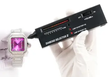 <p>太阳出品 皮带 光盘<p>F4 真莫桑钻 卡地亚 CARTIER  DF4 山度士系列 满天星系列 </p><p>奢华至极 极少量到货 满天星卡地亚山度士满天星莫桑钻版本整表纯手工镶嵌 D 色 VVS 级莫桑钻  Moissanite diamond  全部石头都可以通过专业测试笔测试莫桑钻( Moissanite diamond  折射率2.65-2.69 钻石2.42)</p>