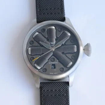 技术引领时尚万国典范 IWC 万国 BP1 大飞新品IWC概念表特别版 表壳 腕表数据46mm.采用高科技强化316精钢 字面 采用飞机引擎形状.菱角切工形状工序 上下不同版层配合十分艰难在精湛技艺和强大的耐心 使之显现凸出的立体感  表镜 蓝宝石水晶玻璃表镜 双面蓝色高透镀膜 工艺吻合原装 通透度直逼正品 新款必属精品 敬请各路表友品鉴 精致推荐男士机械腕表 