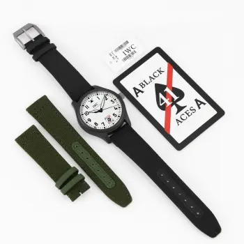 <p>XR全新力作 匠心传承 IWC 万国 飞行员系列 LX6  Pilot s Watch Automatic 41 Black Aces  独家定制版本 </p><p> 原版一致大三针腕表及 夜光整表盘 设计全新研发的制作工艺在黑暗中呈现出独特的 背光 效果 尽显独特魅力 </p><p>  搭载 原装9039自动上链机芯 摆频28800vph 动力储备72小时 推荐男士机械腕表 </p>