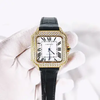 <p>太阳出品 皮带 光盘<p>F4 真莫桑钻 卡地亚 CARTIER  DF4 山度士系列 满天星系列 </p><p>奢华至极 极少量到货 满天星卡地亚山度士满天星莫桑钻版本整表纯手工镶嵌 D 色 VVS 级莫桑钻  Moissanite diamond  全部石头都可以通过专业测试笔测试莫桑钻( Moissanite diamond  折射率2.65-2.69 钻石2.42)</p>