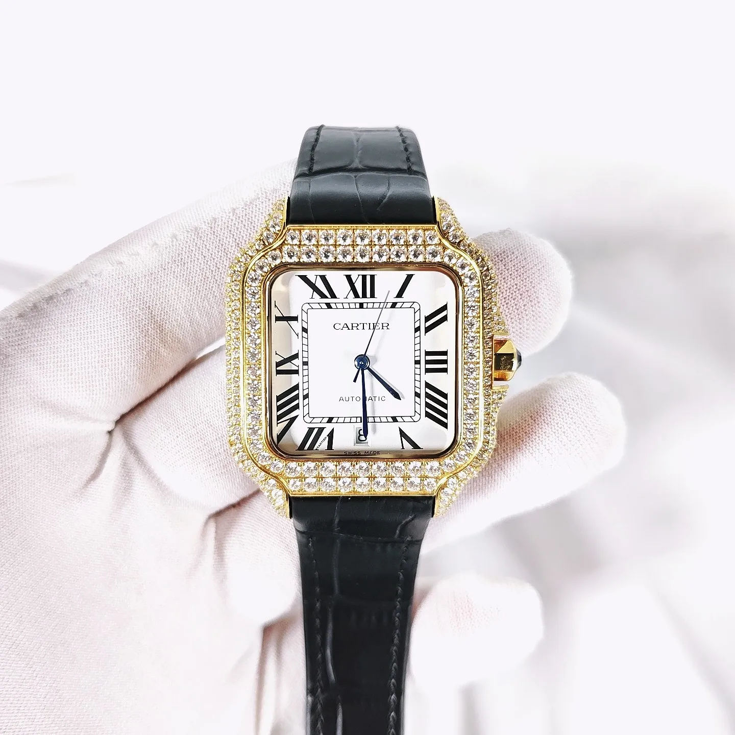 <p>太阳出品 皮带 光盘<p>F4 真莫桑钻 卡地亚 CARTIER DF4 山度士系列 满天星系列 </p><p>奢华至极 极少量到货 满天星卡地亚山度士满天星莫桑钻版本整表纯手工镶嵌 D 色 VVS 级莫桑钻 Moissanite diamond 全部石头都可以通过专业测试笔测试莫桑钻( Moissanite diamond 折射率2.65-2.69 钻石2.42)</p>