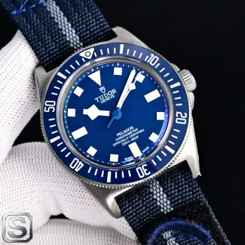<p>帝舵 TUDOR RK1 领潜型系列 FXD －③ 颠覆 创新 <p>首枚使用造价超高的竞赛帆船材料它具有 超耐磨 超耐高温特点而多用于高尖端战斗机 </p>领潜型FXD型号 M25707</p><p>表壳直径 42 mm 与官方一致 男士机械腕表 </p>
