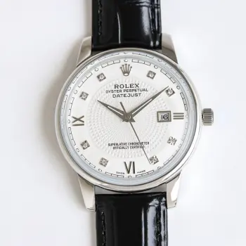 <p>ROLEX 劳力士 锅盖玻璃 PN1 切利尼一块彰显绅士风度 适合参加各种活动场合的不二之选的男士腕表 搭载着精准稳定的9015进口机芯.每小时振频28800次 零返修质量 直径42mm原装尺寸采用进口小牛皮表带让你使用更佳舒适 100米超强防水 