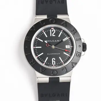 BVLGARI 宝格丽 PB1 Aluminium 系列推出了一款覆有夜光涂层表盘处饰有特别标志的 Steve Aoki 联名款腕表 而这一名为 Cake Face 的标识 正出自电子音乐人 Steve Aoki BVLGARI 此番特意找来 Steve Aoki 这一形象 IP 共同打造 Aluminium 系列 直观传递出品牌希望通过 Aoki 在多领域内塑造的个人影响力