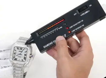 <p>太阳出品 皮带 光盘<p>F4 真莫桑钻 卡地亚 CARTIER  DF4 山度士系列 满天星系列 </p><p>奢华至极 极少量到货 满天星卡地亚山度士满天星莫桑钻版本整表纯手工镶嵌 D 色 VVS 级莫桑钻  Moissanite diamond  全部石头都可以通过专业测试笔测试莫桑钻( Moissanite diamond  折射率2.65-2.69 钻石2.42)</p>