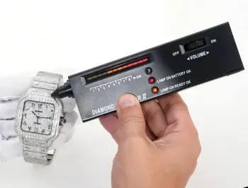 <p>太阳出品 皮带 光盘<p>F4 真莫桑钻 卡地亚 CARTIER  DF4 山度士系列 满天星系列 </p><p>奢华至极 极少量到货 满天星卡地亚山度士满天星莫桑钻版本整表纯手工镶嵌 D 色 VVS 级莫桑钻  Moissanite diamond  全部石头都可以通过专业测试笔测试莫桑钻( Moissanite diamond  折射率2.65-2.69 钻石2.42)</p>