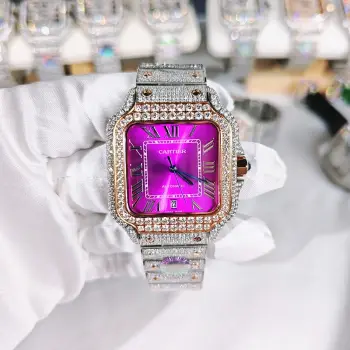 <p>太阳出品 皮带 光盘<p>F4 真莫桑钻 卡地亚 CARTIER  DF4 山度士系列 满天星系列 </p><p>奢华至极 极少量到货 满天星卡地亚山度士满天星莫桑钻版本整表纯手工镶嵌 D 色 VVS 级莫桑钻  Moissanite diamond  全部石头都可以通过专业测试笔测试莫桑钻( Moissanite diamond  折射率2.65-2.69 钻石2.42)</p>