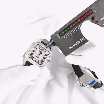 <p>太阳出品 皮带 光盘<p>F4 真莫桑钻 卡地亚 CARTIER  DF4 山度士系列 满天星系列 </p><p>奢华至极 极少量到货 满天星卡地亚山度士满天星莫桑钻版本整表纯手工镶嵌 D 色 VVS 级莫桑钻  Moissanite diamond  全部石头都可以通过专业测试笔测试莫桑钻( Moissanite diamond  折射率2.65-2.69 钻石2.42)</p>