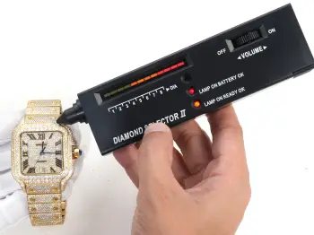 <p>太阳出品 皮带 光盘<p>F4 真莫桑钻 卡地亚 CARTIER  DF4 山度士系列 满天星系列 </p><p>奢华至极 极少量到货 满天星卡地亚山度士满天星莫桑钻版本整表纯手工镶嵌 D 色 VVS 级莫桑钻  Moissanite diamond  全部石头都可以通过专业测试笔测试莫桑钻( Moissanite diamond  折射率2.65-2.69 钻石2.42)</p>