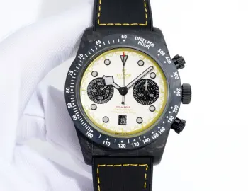<p>PLS 帝舵 TUDOR R29 碧湾系列 M79377KN-0001<p>了解帝舵的表友能看到品牌近些年在年轻化和辨识度上做到了出色的效果 而这款帝舵碧湾计时型碳纤25限定版就很适合想要尝试多巴胺风格但又不想过于夸张的表友 男士多功能机械腕表 </p>