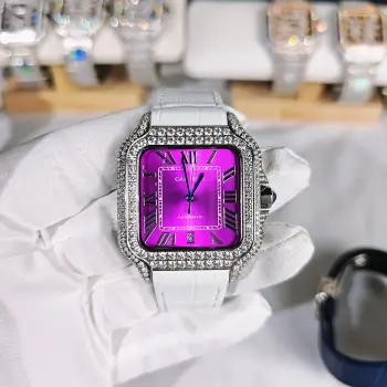 <p>太阳出品 皮带 光盘<p>F4 真莫桑钻 卡地亚 CARTIER  DF4 山度士系列 满天星系列 </p><p>奢华至极 极少量到货 满天星卡地亚山度士满天星莫桑钻版本整表纯手工镶嵌 D 色 VVS 级莫桑钻  Moissanite diamond  全部石头都可以通过专业测试笔测试莫桑钻( Moissanite diamond  折射率2.65-2.69 钻石2.42)</p>