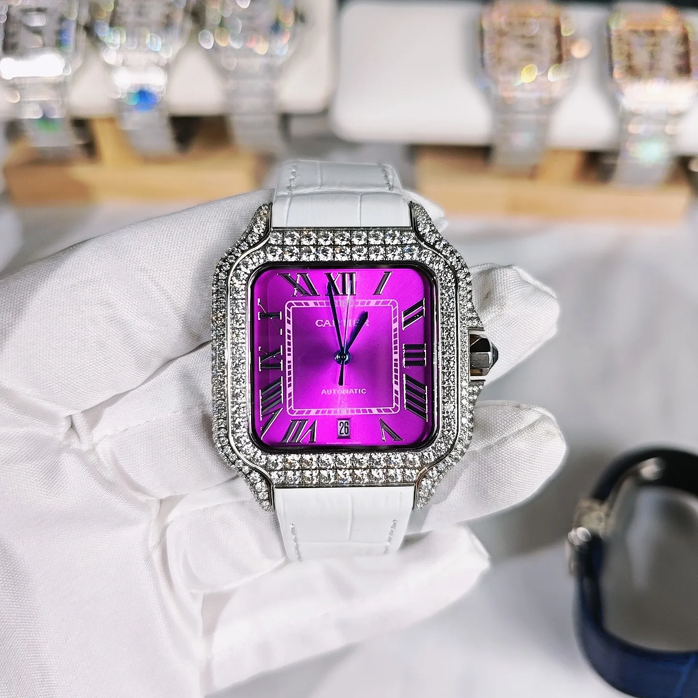 <p>太阳出品 皮带 光盘<p>F4 真莫桑钻 卡地亚 CARTIER DF4 山度士系列 满天星系列 </p><p>奢华至极 极少量到货 满天星卡地亚山度士满天星莫桑钻版本整表纯手工镶嵌 D 色 VVS 级莫桑钻 Moissanite diamond 全部石头都可以通过专业测试笔测试莫桑钻( Moissanite diamond 折射率2.65-2.69 钻石2.42)</p>