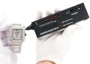<p>太阳出品 皮带 光盘<p>F4 真莫桑钻 卡地亚 CARTIER  DF4 山度士系列 满天星系列 </p><p>奢华至极 极少量到货 满天星卡地亚山度士满天星莫桑钻版本整表纯手工镶嵌 D 色 VVS 级莫桑钻  Moissanite diamond  全部石头都可以通过专业测试笔测试莫桑钻( Moissanite diamond  折射率2.65-2.69 钻石2.42)</p>