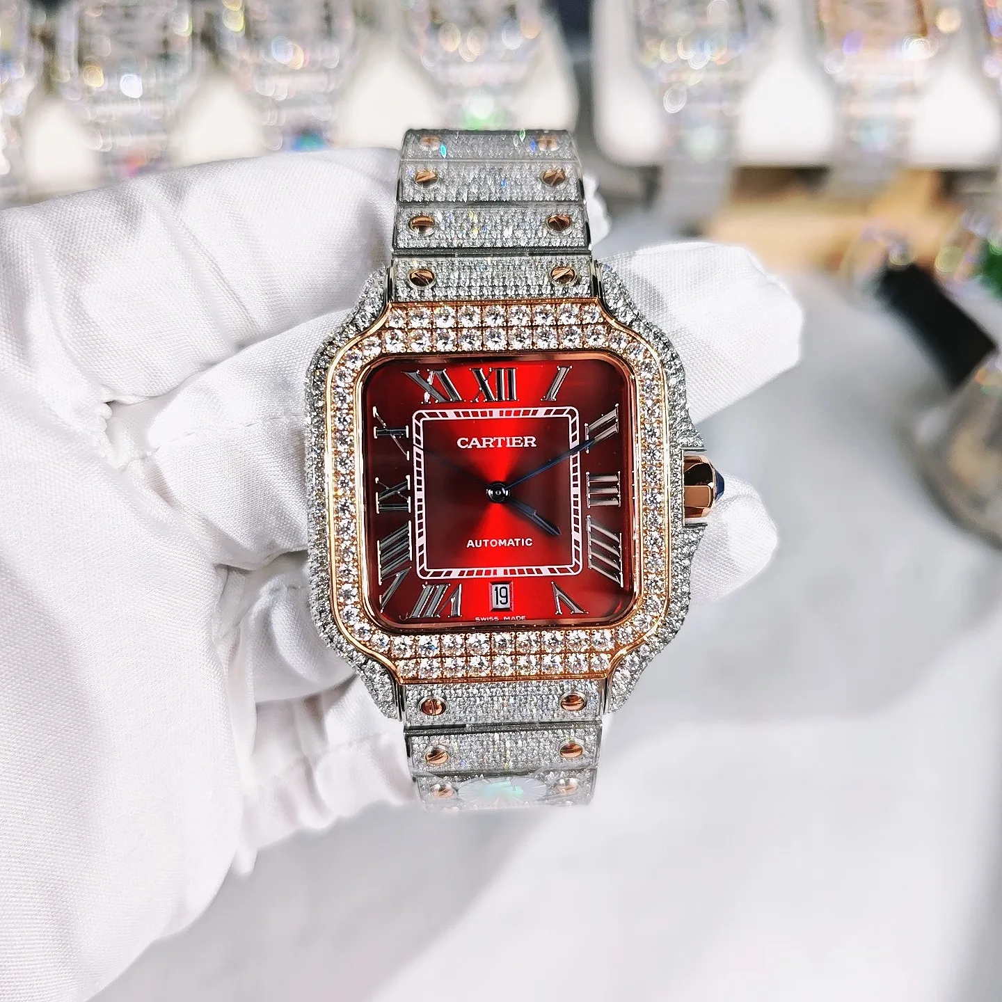 <p>太阳出品 皮带 光盘<p>F4 真莫桑钻 卡地亚 CARTIER DF4 山度士系列 满天星系列 </p><p>奢华至极 极少量到货 满天星卡地亚山度士满天星莫桑钻版本整表纯手工镶嵌 D 色 VVS 级莫桑钻 Moissanite diamond 全部石头都可以通过专业测试笔测试莫桑钻( Moissanite diamond 折射率2.65-2.69 钻石2.42)</p>