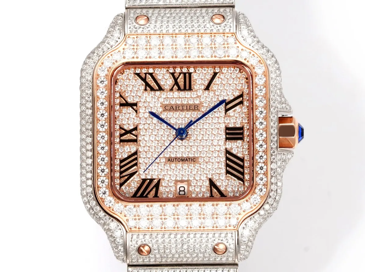 <p>太阳出品 皮带 光盘<p>F4 真莫桑钻 卡地亚 CARTIER  DF4 山度士系列 满天星系列 </p><p>奢华至极 极少量到货 满天星卡地亚山度士满天星莫桑钻版本整表纯手工镶嵌 D 色 VVS 级莫桑钻  Moissanite diamond  全部石头都可以通过专业测试笔测试莫桑钻( Moissanite diamond  折射率2.65-2.69 钻石2.42)</p>