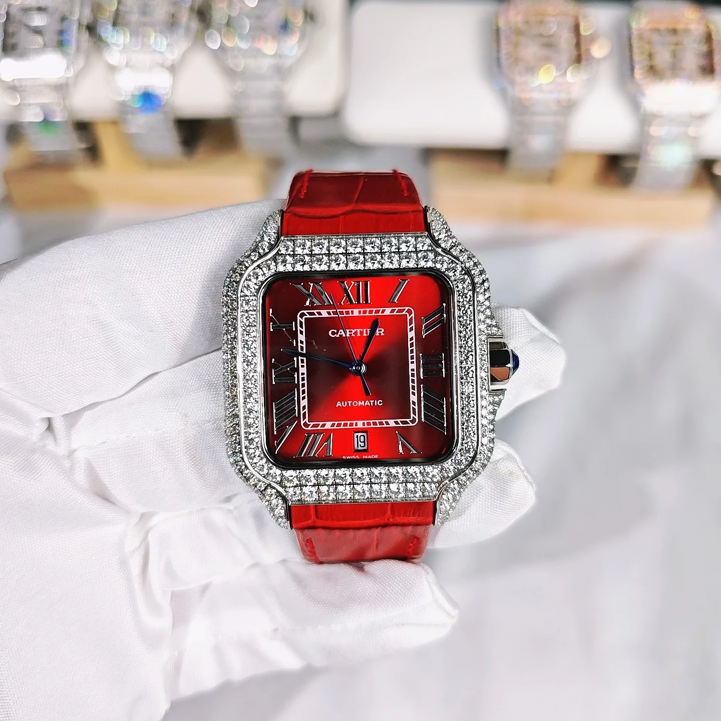 <p>太阳出品 皮带 光盘<p>F4 真莫桑钻 卡地亚 CARTIER DF4 山度士系列 满天星系列 </p><p>奢华至极 极少量到货 满天星卡地亚山度士满天星莫桑钻版本整表纯手工镶嵌 D 色 VVS 级莫桑钻 Moissanite diamond 全部石头都可以通过专业测试笔测试莫桑钻( Moissanite diamond 折射率2.65-2.69 钻石2.42)</p>