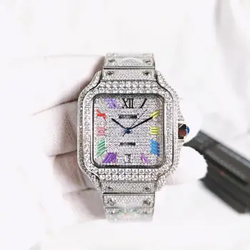 <p>太阳出品 皮带 光盘<p>F4 真莫桑钻 卡地亚 CARTIER  DF4 山度士系列 满天星系列 </p><p>奢华至极 极少量到货 满天星卡地亚山度士满天星莫桑钻版本整表纯手工镶嵌 D 色 VVS 级莫桑钻  Moissanite diamond  全部石头都可以通过专业测试笔测试莫桑钻( Moissanite diamond  折射率2.65-2.69 钻石2.42)</p>
