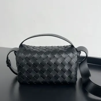 <p>BV新款 迷你编织翻盖手袋857931 中性设计 男士通勤 女士日常随性百搭 是情侣款的最佳选择采用双层皮革的编织工艺 软而有型的进口小牛皮 非常光滑锃亮 肩带可随意调节也可拆卸 手提/斜挎/单肩一包解锁N种背法 迷你尺寸但内部空间充足 日常出行完全够用 入手这只包包 把高级感和实用性统统锁死低调又高级 是背十年都不会过时的经典款 </p><p>尺寸 20x12x6.5 </p>