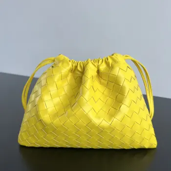 <p>Bv 新款 抽绳Dustbag 垃圾袋  796728 垃圾袋真的好搭 慵懒自在的随意感以经典编织设计 塑造时尚界的不败单品 束口的抽绳设计自然开口褶皱感和柔嫩牛皮光滑细腻 处处透露着这只包的慵懒精致感 不仅自重轻容量也很足哦 想要一个松弛感十足的包包 就入手这个能让你快乐的垃圾袋叭</p><p>尺寸 32x23 </p>