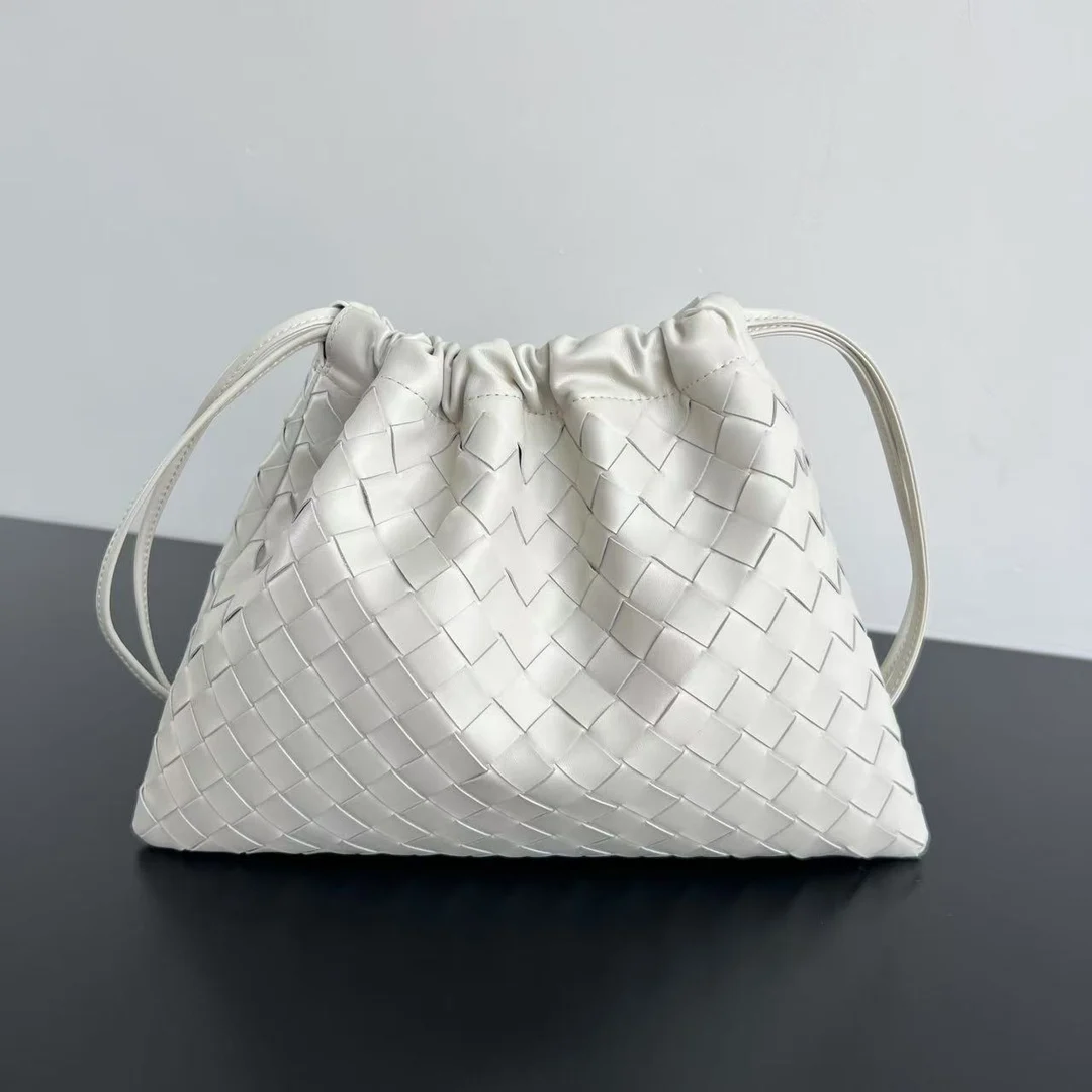 原单BV女包|高仿BV女包|精仿BV女包|一比一BV女包<p>Bv 新款 抽绳Dustbag 垃圾袋  796728 垃圾袋真的好搭 慵懒自在的随意感以经典编织设计 塑造时尚界的不败单品 束口的抽绳设计自然开口褶皱感和柔嫩牛皮光滑细腻 处处透露着这只包的慵懒精致感 不仅自重轻容量也很足哦 想要一个松弛感十足的包包 就入手这个能让你快乐的垃圾袋叭</p><p>尺寸 32x23 </p>